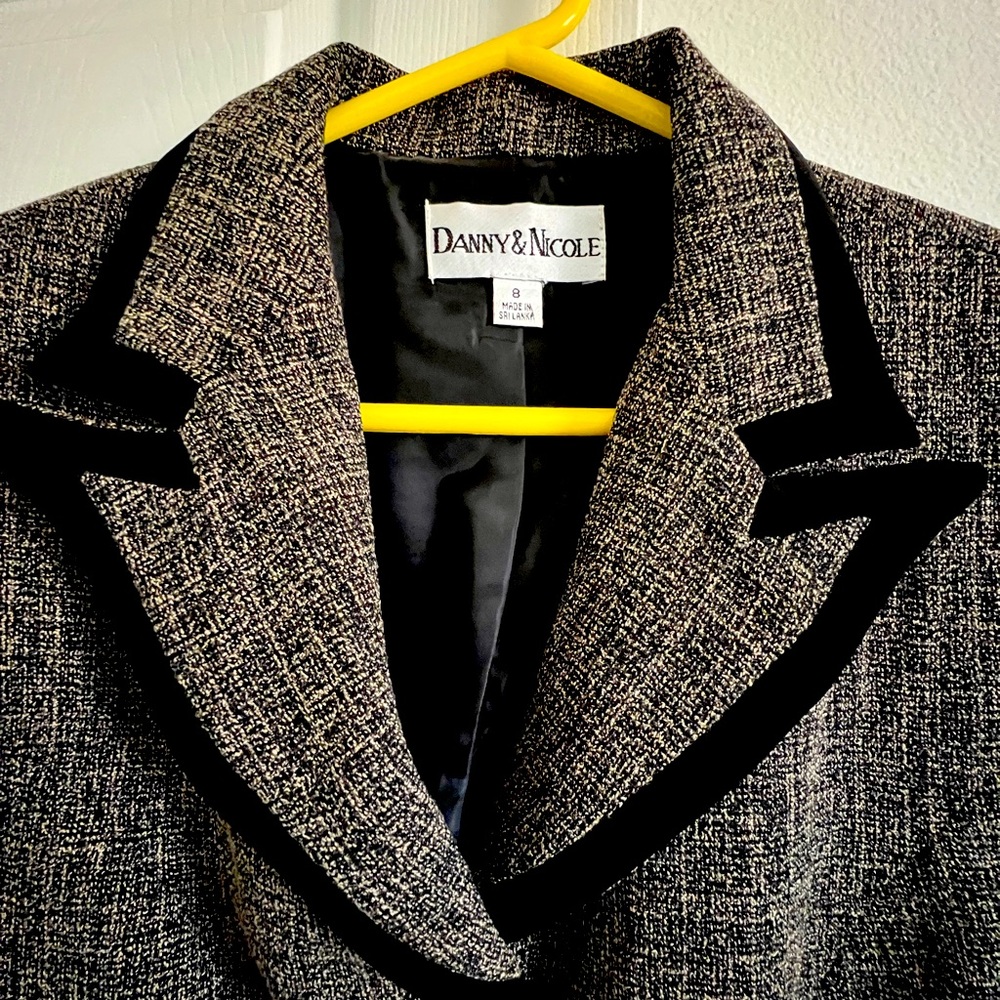 Women’s office blazer, size 8 the brand is DANNY&NICOLE.